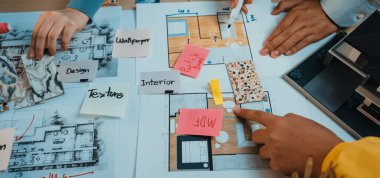 Takım üyeleri renkli ruh hali tahtalarını ve detaylı kat planlarını analiz ederek, mimaride yaratıcılık ve işbirliği sergileyerek etkileşimli bir tasarım sürecine giriyorlar. SACTR