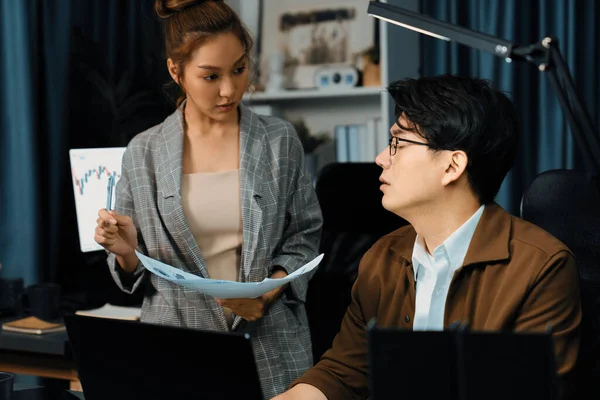 İşletme planlama için gerekli belgeleri birlikte tartışan yöneticiler gece geç saatlerde modern iç işlerinde pazar payı verileri üzerinde çalışıyorlar, yeni bir şirketin son teslim tarihi projesinde çalışıyorlar. İnfobahn.