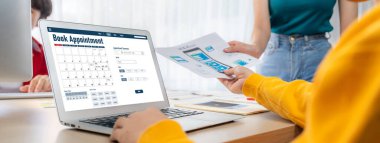 İnternet sitesinde canlı eleştiriler için çevrimiçi aplikasyon rezervasyon takvimi