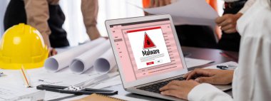 Siber saldırı konsepti. Bilgisayar ekranında görülen kötü amaçlı yazılım uyarısı ve bilgisayar sisteminde veya çevrimiçi sunucuda kaldırılacak tehdit algılaması.