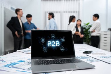 İş adamı B2B peyzajında geziniyor, iş-iş bağlantılarını geliştirmek için kullanım teknolojisi kullanıyor. B2B etkileşimini yeniden şekillendiren keşifler, iş-iş stratejilerinde yenilikleri yönlendiren araçlar. canlı