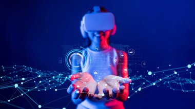 İş adamı, tahmin edilen büyük veri modellerinden gerçek zamanlı analizlere uzanan eğilimleri ve görüşleri ortaya çıkarmak için veri analizlerini derinlemesine inceleyerek, veri güdümlü kararların analitik endüstrileri nasıl ileri götürdüğünü öğrenir Faas