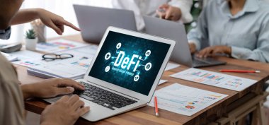 Merkezi olmayan finans ya da bilgisayar ekranında DeFi konsepti. Defi sistemi yeni yatırım ve tasarruf seçenekleri sunuyor .