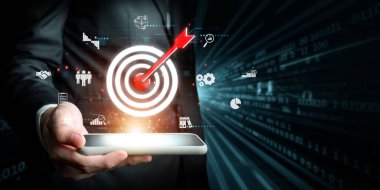 İş adamı müşteri hedef gruplarını belirlemek için verileri analiz eder, pazarlama stratejilerini rafine eder. Her hedef grubun özel ihtiyaçlarını karşılamak için iletiler gönderiliyor. EIDE