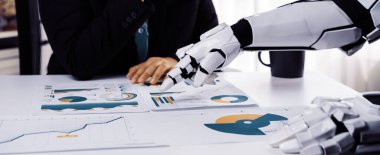 Bir insan figürü, veri analizi ve karar verme konusunda teknoloji ve insan uzmanlığı arasındaki etkileşimi vurgulamak için robotik bir kolla iş tartışmasına girer.