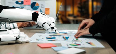 Yapay zekanın veri doğruluğunu artırdığı, profesyonellerin pazarlama yaklaşımlarını iyileştirmesine yardım ettiği ve araştırma temelli girişimleri güçlendirdiği bir stratejik planlama oturumu. Noogenesis Yapay Zeka