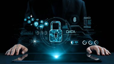 Bu resim, dijital asma kilit ve holografik ikonların yer aldığı, siber güvenlik ve mahremiyeti vurgulayan, veri korumanın gelecekteki bir temsilini gösteriyor. Dörtgen