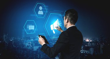 İş için megafon, sosyal medya pazarlaması, dijital reklamlar video içeriği, iletişim, analitik ve küresel markalaşma reklamları kullanan dijital pazarlama tanıtım stratejisi