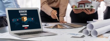 İç mimar tasarımcı grubu, daha kesin tasarım için planlar ve dizüstü bilgisayar ekran mimari yazılımı üzerinde birlikte tartışıyorlar. Modern ev tasarımı ve yenileme. İçgörü