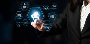 İş için megafon, sosyal medya pazarlaması, dijital reklamlar video içeriği, iletişim, analitik ve küresel markalaşma reklamları kullanan dijital pazarlama tanıtım stratejisi