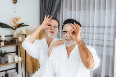 Kaplıca salonunun sakin, modern gündüz atmosferi, birkaç müşteri yüz maskesi takarak kendini yenilemeye çalışıyor. Yüz bakımı ve güzellik kozmetolojisi prosedürü. Sessiz.