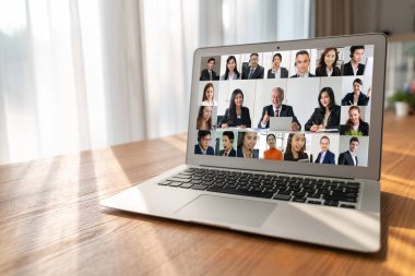 İş dünyasından iş adamlarının modern sanal grup toplantısı için video konferansındaki iş adamları