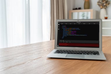 Model uygulama ve program kodlaması için bilgisayar ekranında yazılım geliştirme programlama