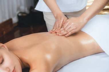 Kapalı alan kadın müşteri stres önleyici spa masajını yapmaktan zevk alıyor ve lüks otel ya da oteldeki gündüz açık hava güzellik salonunda güzellik teniyle eğleniyor. Sessiz.
