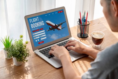 Online uçuş rezervasyon sitesi mod rezervasyon sistemi sağlar. Seyahat teknolojisi kavramı .