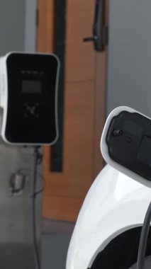 İlerici ebeveynler kızlarını okuldan alırken elektrikli araba ve yenilenebilir enerji kavramını kullandılar, evdeki EV otomobil için şarj istasyonu. Alternatif eko taşımacılığı.