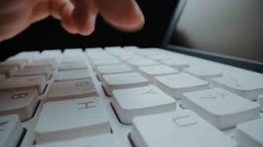 Bilgisayar klavyesinde elleri ve parmaklarıyla yazı yazan yakın plan bir adam. Makro yumuşak odaklı bebek çekimi. Bilgisayar programlama, mesajlaşma çevrimiçi mesajlaşma ve çevrimiçi pazarlama işi konsepti. Topla