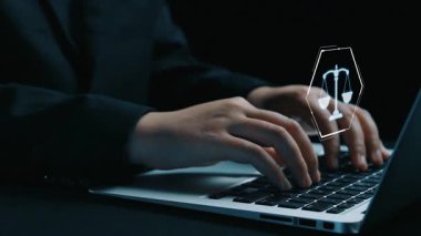 Adalet ölçeğini gösteren fütürist dijital hukuk arayüzü, dijital hukukun altını çizen, AI uyumu, dijital hukuk sistemleri ve güvenli yönetim için dijital hukuk düzenlemeleri. Elide