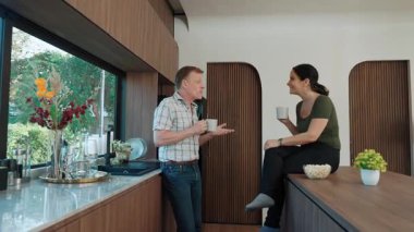 Sevimli yaşlı çift, ellerinde kahve fincanı tutarken mutlu bir şekilde güzel olaylardan ya da mutfaktaki haberlerden bahsediyorlar. Neşeli büyükbaba ve büyükannenin mutlu bir ilişkileri ve aileleri var. Uyumsuzluk.