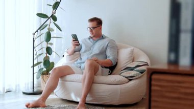 Elinde kahve fincanı olan orta yaşlı bir adam telefon arama verilerini kullanarak kanepeye oturur, çocukları iyi bir baba ya da eğlence olarak yetiştirir. İşadamı teknolojiyi kolaylık için kullanır. Uyumsuzluk.