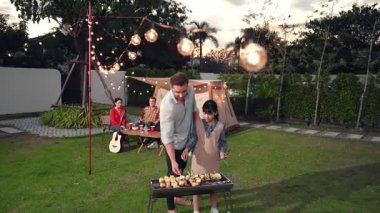 Aile birlikte bahçede kamp kurar, baba ve kız aile bireyleri için ızgara yapar. Doğayla iç içe olmak için açık hava kamp aktiviteleri ve genç nesil çapraz kuşaklarla zaman geçirmek için. Uyumsuzluk.