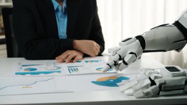 Dinamik bir danışmanlık ekibi pazar anlayışını geliştirmek, işbirlikçi tartışmaları yönlendirmek ve hedeflenmiş pazarlama planlarını rafine etmek için yapay zeka analizlerini kullanır. Noogenesis Yapay Zeka