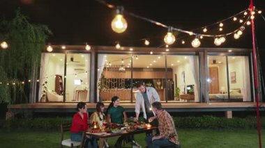 Mutlu aile, gece kutlama partisinde parlayan maytap tutuyor. Sevgili üyemiz birlikte kıvılcım oynamaktan hoşlanıyor. Nesiller arası uçurum için açık hava aktivitesi aile bağını güçlendirir. Uyumsuzluk.