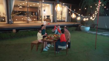 Aile, bahçede tatil kutlaması için bir araya geldi. Aile üyeleri, yemeğe. Açık hava kamp aktivitesi yemekle rahatlamak ve nesiller arası tatlı akrabalarla vakit geçirmek için. Uyumsuzluk.