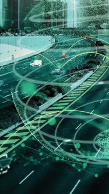 Yeni şehir yolunda gelecek araba trafiği için akıllı ulaşım teknolojisi kavramı. Sanal akıllı sistem, şehir sokaklarındaki araç verilerini birbirine bağlamak için dijital bilgi analizi yapıyor .