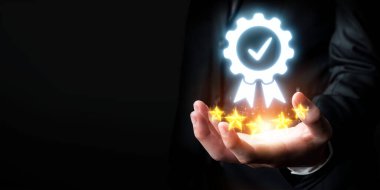 İş adamı ürün sertifikasını güvence altına alıyor ve önemli bir başarıyı simgeliyor. Ürün sertifikasını geçirerek kaliteye ve güvenilirliğe olan bağlılığını gösteriyor. EIDE