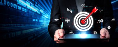 İş adamı müşteri hedef gruplarını belirlemek için verileri analiz eder, pazarlama stratejilerini rafine eder. Her hedef grubun özel ihtiyaçlarını karşılamak için iletiler gönderiliyor. EIDE