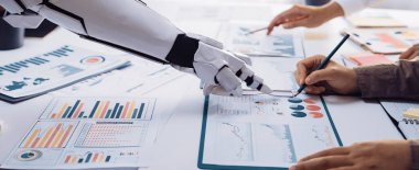 Bir robot kol, modern bir ofiste verimli bir toplantı sırasında iş analizi, veri görselleştirme ve stratejik planlamayı gösteren bir insan takımıyla işbirliği içindedir.