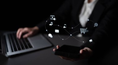 Medya, e-posta, mesajlaşma, cep telefonu, ekomünikasyon ve müşteri deneyimini ve bağlılığını geliştirmek için yapılan aramaları gösteren her türlü pazarlama yolculuğu