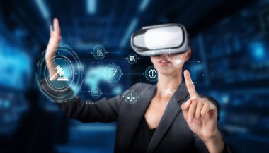 Bir iş adamı sanal gerçeklik teknolojisiyle uyum ve düzenleme kavramlarını keşfetmek, yenilik ve hukukun kesişimini dijital bir çalışma alanında göstermek için uğraşır. XDMCP