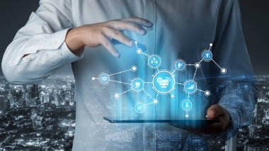 Bir iş adamı dijital arayüzle etkileşime girer, şehir manzarasında yenilik ve teknoloji sergiler, bağlantı ve gelecek olasılıklarını temsil eder. Tessel