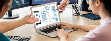 Hareketli mobil uygulama ve web sitesi için UX UI tasarım süreci. Profesyonel uygulama geliştiricisi için kablo grafiğinin yaratıcı prototipi .