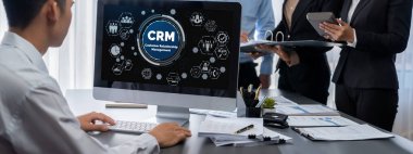 İş zekası ve veri analizi kavramı. Analizci ekibi laptop ekranında finansal veri analizi üzerinde çalışıyor. Etkili iş stratejik planlama için pazarlama göstergesi olarak. İçgörü