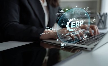 ERP platformu, kurumsal kaynak planlaması, entegrasyon, veri akışı, iş verimliliği, finans, envanter ve insan kaynaklarının iyileştirilmesi için merkezi sistemi göstermektedir. Eğri