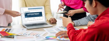 İnternet sitesinde canlı eleştiriler için çevrimiçi aplikasyon rezervasyon takvimi