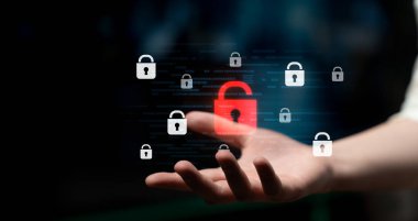 Siber güvenlik ihlalini gösteren dijital güvenlik kavramı, güvenlik sistemleri arasında veriye maruz kaldığını belirten kırmızı bir asma kilit, sistem savunmasızlığını ve Latch riskini vurguluyor.