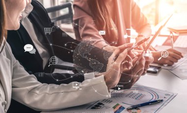 Küresel dijital iletişimin görselleştirilmesi ve küresel ağ, dijital ağ, iletişim ağı ve çevrimiçi ağ gibi çeşitli platformlar arasında çevrimiçi olması. Kefil