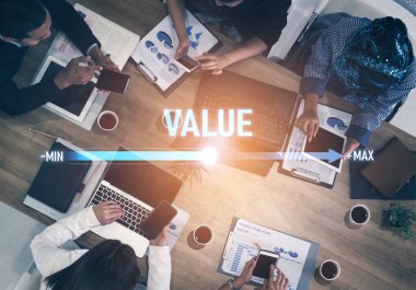 Veri analizi, kalibrasyon ve iyileştirme odaklı değer ölçüm ve ayarlama konsepti değer, performans ve optimizasyon düzeyini gösterir