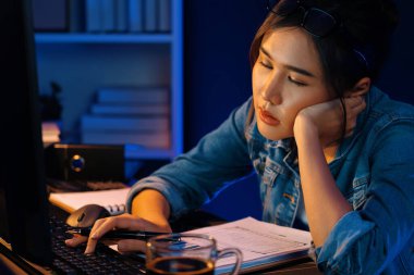 Bitkin düşmüş, genç, güzel Asyalı yaratıcı hisler, bilgisayardan e-posta beklemek için bekliyor. Projenin yaratıcısı sosyal medyanın veri tablosunu gece vakti neon ofiste karşılaştırıyoruz. Taktik.