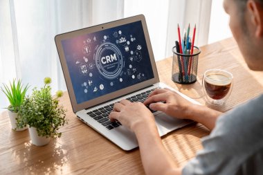 CRM işletme ve işletme için modern bilgisayarda müşteri ilişkileri yönetim sistemi
