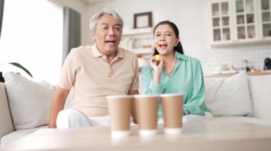 Konsantrasyonu ve odaklanmayı geliştirmek için masa atma oyunu oynayan çift. Büyükannem oturma odasında bir noktayı kaçırırken büyükbabam karısını cesaretlendiriyor ve destekliyor. Koruyucu sağlık hizmeti. Myrmidon.