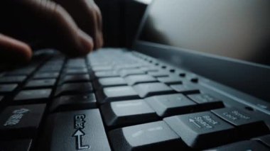 Bilgisayar klavyesinde elleri ve parmaklarıyla yazı yazan yakın plan bir adam. Makro yumuşak odaklı bebek çekimi. Bilgisayar programlama, mesajlaşma çevrimiçi mesajlaşma ve çevrimiçi pazarlama işi konsepti. Topla