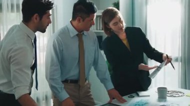 Profesyonel mühendis ekibi gündelik giysiler içinde metal teçhizatlı, hesap makineli, yapışkan notlu türbin motor yapısından bahsediyor. Durup toplantıya katılan bir grup teknisyen. Hizalama.