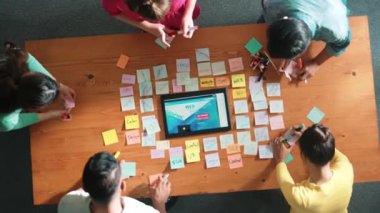 Tablet kablo prototipine bakarken, web tasarımı hakkında beyin fırtınası yapan ve planlayan programcıların tepeden tırnağa görüntüsü. Yetenekli müteahhit takımının dijital uygulamadan bahseden hava görüşü. Sempozyum.