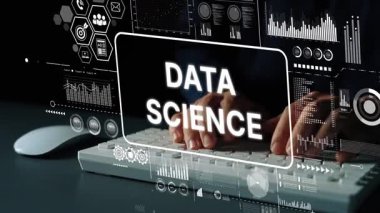 Klavyede Elleri Olan Yenilikçi Veri Bilimi Kavramları ve Teknoloji ve Analiz İçin Görsel Grafikler. Asemptotik akıllı veri analitiği.