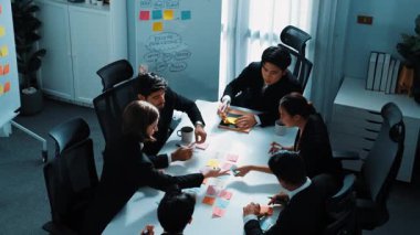 Toplantıda yapışkan notlar yazarak akıllı iş adamlarının beyin fırtınası fikrinin en üst görüntüsü. Bir grup profesyonel analist pazarlama stratejisi ve konferansta beyin fırtınası planlıyor. Takım çalışması. Müdürlük